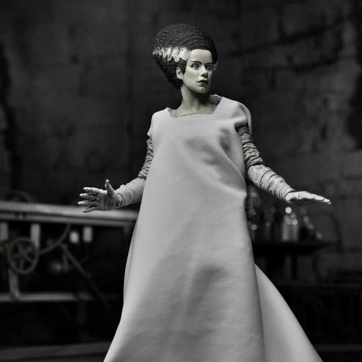 NECA Universal Monsters Ultimate Bride Of Frankenstein (Black & White ...